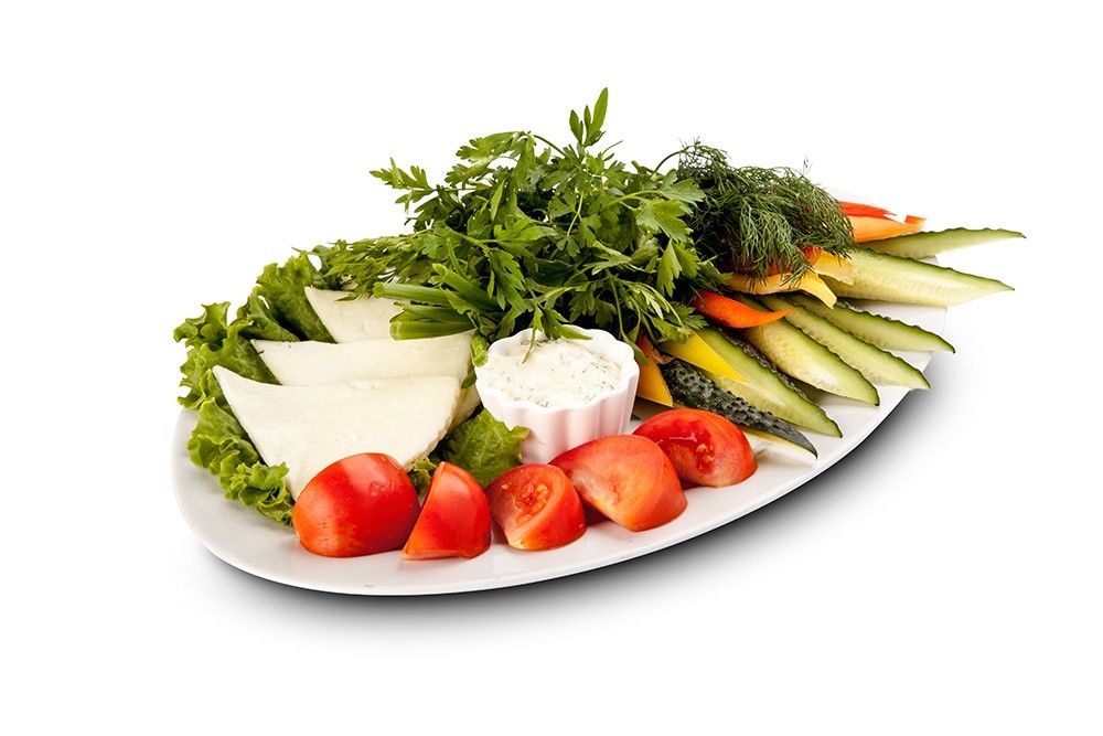 Свежие овощи и сыры